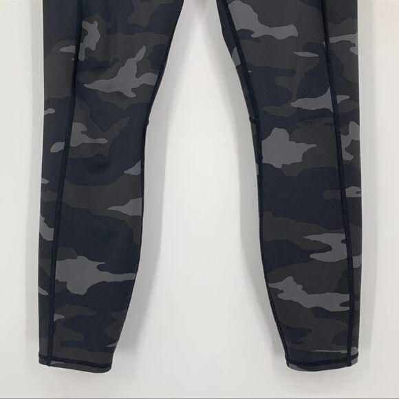Athleta Camo Contender 7/8 Tight Leggings Camouflage Yoga Pants Black M - Picture 8 of 10